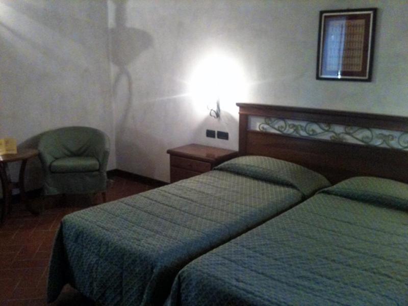 Bes Hotel Bergamo La Muratella Cologno al Serio Camera foto