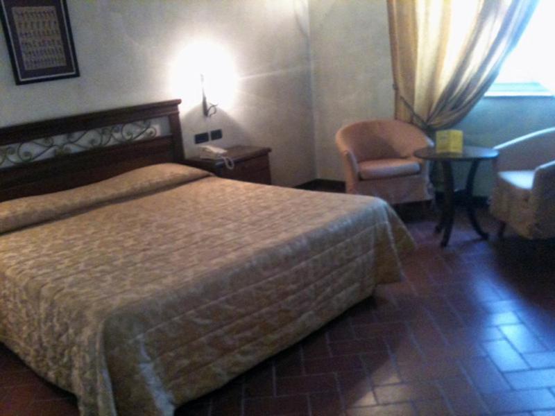 Bes Hotel Bergamo La Muratella Cologno al Serio Camera foto